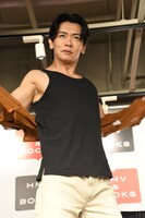 登場するなり羽織っていた衣装を脱ごうとする野田クリスタル