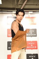 腕を見せる野田クリスタル