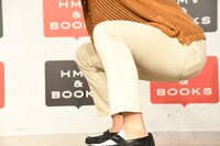 フォトセッションでスクワットをリクエストされ、パツパツになる野田の脚。衣装の圧迫に支えられて全然きつくないそう