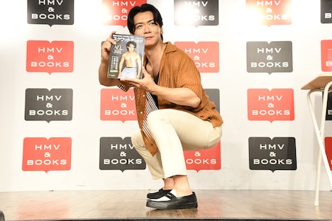 フォトセッションでスクワットをリクエストされる野田クリスタル