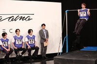 「キメ顔けんすいリレー対決」の様子