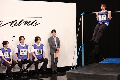 「キメ顔けんすいリレー対決」の様子