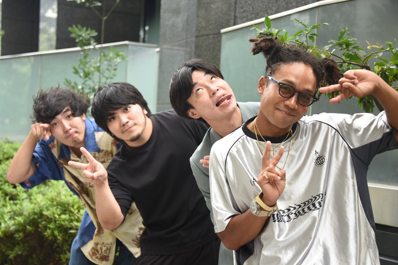 時計を2個している凛凛パーカー・レオ(一番手前)