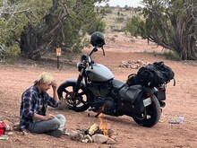 「ヒロシのぼっちキャンプ」に出演するヒロシと、ハーレーダビッドソン