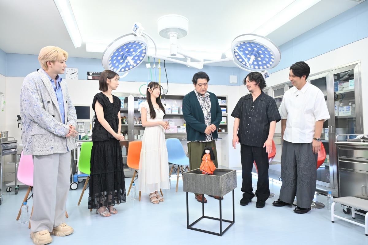 “髪が伸びる人形”がスタジオに登場するワンシーン