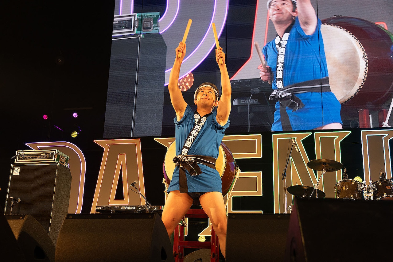 「DAIENKAI 2025」の開幕を告げる冨安四発太鼓保存会会長・武内重夫（ダンビラムーチョ大原）