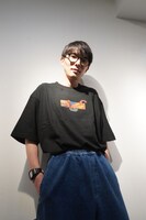 Tシャツを着用する宮崎