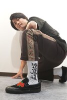 靴下を履く明賀