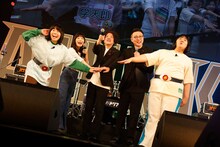 「絶対に、成功させようねー！」と円陣を組むヨネダ2000、セントチヒロ・チッチ、ガクテンソク