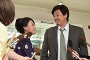 友近とアルコ＆ピース平子。写真は実際のドラマの撮影現場にて90年代風の囲み取材を再現している様子