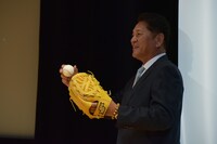 寺家に向けて球を投げる佐々木主浩