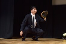 イベント中、佐々木主浩の球をキャッチングするバッテリィズ寺家