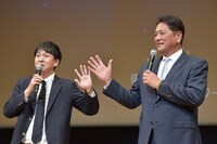 手の大きさを比べる（左から）バッテリィズ寺家、佐々木主浩