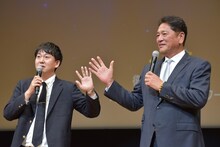 手の大きさを比べる（左から）バッテリィズ寺家、佐々木主浩