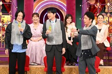 こけソフトを試食するフットボールアワー後藤ら