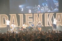 キュウソネコカミの曲中に褒め合うロングコートダディ