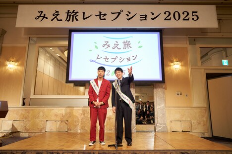 三重漫才を披露するバッテリィズ