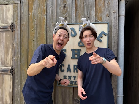 左から、東野幸治、渡辺翔太