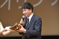 イベント中にグローブを手渡されるバッテリィズ寺家