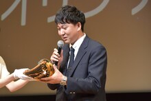 イベント中にグローブを手渡されるバッテリィズ寺家