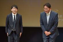 退場の挨拶をする（左から）バッテリィズ寺家、佐々木主浩