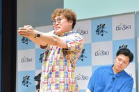 上半身の可動域を確かめるマユリカ中谷