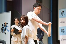 セクシー板割りで板を持つ係を担当するマユリカ阪本と、阪本のまわりでひとしきり悶えてみせる清水あいり