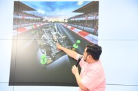 自身の作品を紹介する令和ロマン・松井ケムリ