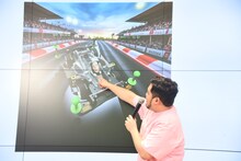 自身の作品を紹介する令和ロマン・松井ケムリ