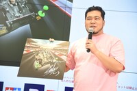 自身の作品のパネルにサインを書いた令和ロマン・松井ケムリ