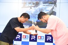 受賞者に賞品を渡す令和ロマン・松井ケムリ（右）