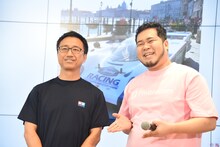 受賞者と記念撮影をする令和ロマン・松井ケムリ（右）