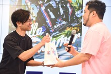 受賞者に賞品を渡す令和ロマン・松井ケムリ（右）