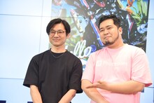 受賞者と記念撮影をする令和ロマン・松井ケムリ（右）