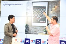 受賞者の作品に感嘆する令和ロマン・松井ケムリ（右）