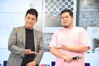 受賞者と記念撮影をする令和ロマン・松井ケムリ（右）