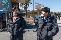 談笑する亀梨和也と渡辺翔太