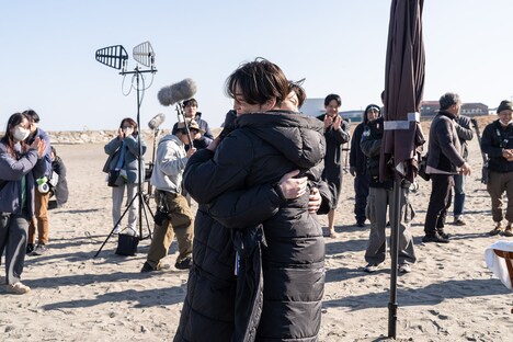 今作主演の渡辺翔太と熱いハグを交わす前作主演の亀梨和也