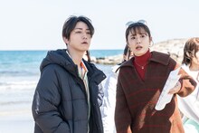 映画「事故物件ゾク 恐い間取り」より、亀梨和也とCM監督（河邑ミク）