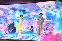 没入型フォトスポット「イマーシブ“コミュニバース”ツアー」を体験する早瀬ノエルとマユリカ中谷