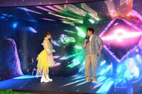 没入型フォトスポット「イマーシブ“コミュニバース”ツアー」を体験する早瀬ノエルとマユリカ中谷