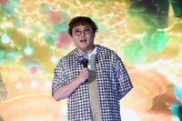 没入型フォトスポット「イマーシブ“コミュニバース”ツアー」を体験するマユリカ中谷