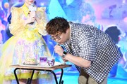 「KAWAII ALIEN CAFE」での提供ドリンクを味わうマユリカ中谷