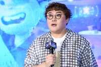 「KAWAII ALIEN CAFE」での提供ドリンクのおいしさに驚くマユリカ中谷