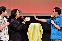 東京ホテイソンたけるが備中神楽の面を草薙にプレゼントする場面