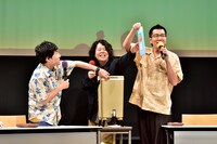 草薙の私物の“キンキンサーバー”をいじるヤーレンズ楢原