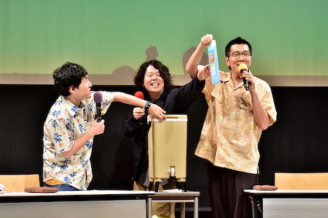 草薙の私物の“キンキンサーバー”をいじるヤーレンズ楢原