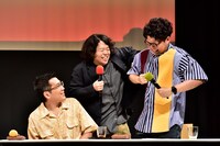 草薙から「グングン」のレクチャーを受けるヤーレンズ出井