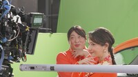 ロバート秋山と菜々緒のCM撮影中の様子