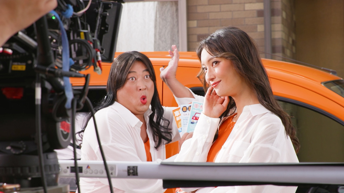 ロバート秋山と菜々緒のCM撮影中の様子